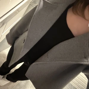 Kort kappa - Kort kappa från Gina tricot!! Nypris 599 o helt oanvänd🩶🩶