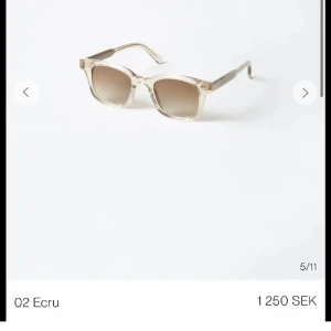 Chimis- solglasögon  - Säljer mina chimis. De är i modellen 02 i färgen ecru. De är sparsamt använda därmed i nyskick. Orginal box, förvaringspåse och putsduk medföljer. Sista bilden är min lillebror som bär glasögonen. Nypris 1250kr säljer för 450kr. Hör av dig vid frågor💕