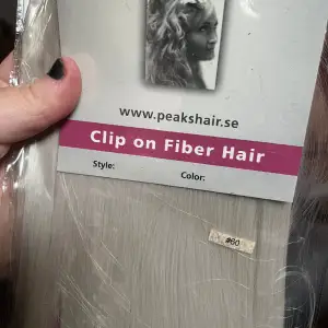Fiber clip hair.  Du kan anvönda värme med löshåret och det känns exakt som äkta!
