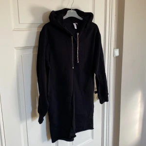 Oversize hoodie från &OtherStories - Säljer denna oversize hoodie från &OtherStories. I fint skick. Med strass. Storlek 36. Lång hoodie med luva. 