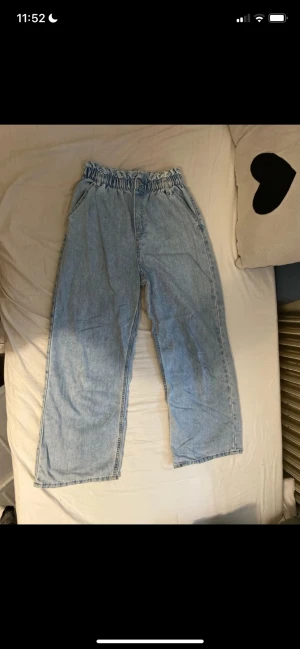 Jeans  - Vida högmidjade jeans. Mjukar material, inte denim. Använda men bra skick. Nypris ca 300. Pris kan diskuteras. Hör av dig vid frågor eller intresse💗