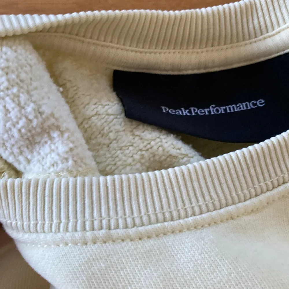 Peak performance hoodie, använt 2-5 gånger. Ljusgul.. Hoodies.