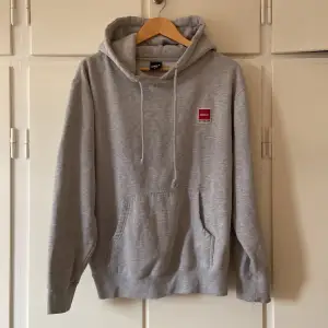 Snygg grå hoodie från only i en overzised modell. Den är lite sliten vid ena ärmen (bild 3)