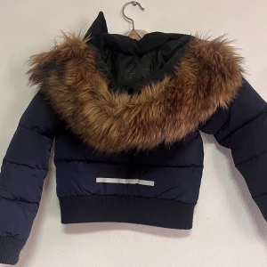 Vinterjacka  - Helt ny jacka, vi köpte fel storlek och har inte pallar byta