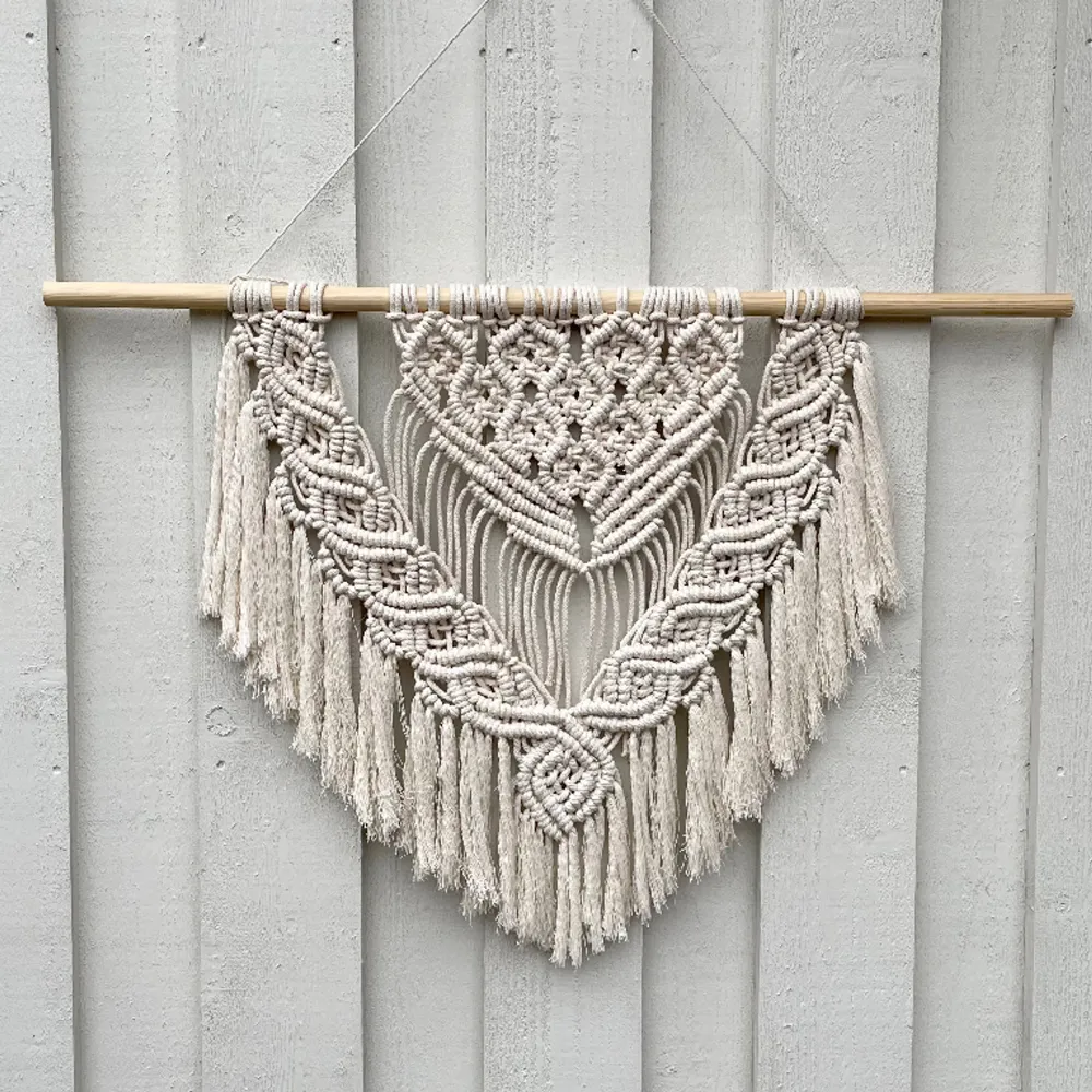 Min handgjorda macrame väggbonad kan få din plats att kännas mysigare eller vara en härlig dekoration för en fest.  Mått - 60cm*64cm Trä - 90cm My hand-made macrame wall hanging can make your place feel cozy and be a perfect present:). Accessoarer.