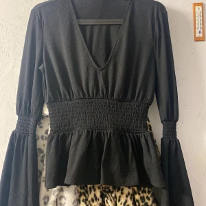 Svart blus - Säljer denna fina nästan helt oanvända tröja från IVYREVEL i storlek S,  jag har bara använt den några få gånger, kom gärna med prisförslag och de är bara att höra av sig om man har frågor eller vill ha mer bilder!