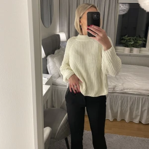 Stickad tröja - Jättefin tröja från ginatricot. Passar verkligen till mycket då den är vit och enkel🤍Den är i storlek xxs men den passar mig som brukar bära S