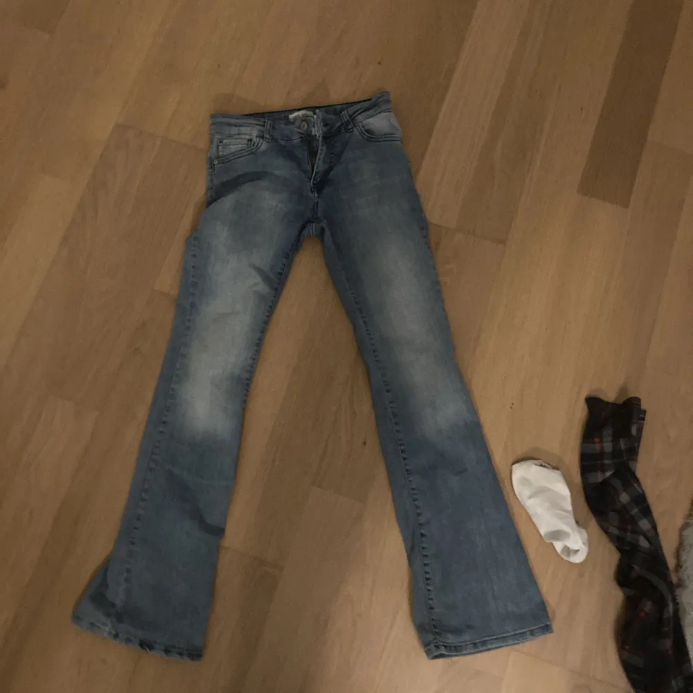 blåa jeans i storlek 164/14 år. Jeans & Byxor.