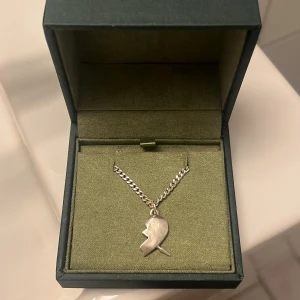 You And Me necklace - Säljer min högra del i silver, då halsbandet inte kommer till användning. Tyvärr ej kvitto men har box.