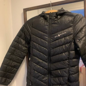 Sail Racing jacka - Tunn dunjacka från Sail racing. Storlek S. Nypris 2500kr,mitt pris 500kr, kan diskuteras. Liten lagning i dragkedjan, se sista bilden. 