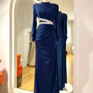 Säljer klänning jag har använt endast en gång!!💙 Eftersom den var för stor i storleken. Säljs i helt ny skick, passar för både M&S i storlek🩵 Kontakta för fler bilder och pris kan diskuteras!