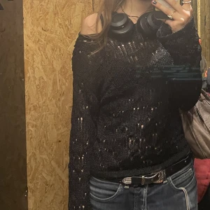 Weekday tröja - Håligt stickat cool tröja från weekday, använd fåtals gånger, skriv dem vid frågor eller om fler bilder!💕