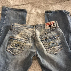 Low waist jeans - Super snygga low waist jeans! Lite slitna längst ned på båda benen (se bild 3) men ingenting man tänker på, utan det matchar in med byxans design tycker jag!💕