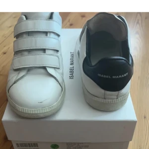 Skor - Lånade bilder, förutom sista!!!Säljer mina Isabel Marant skor som är köpta här på plick så har tyvärr inte box eller kvitto! Loggan är lite sliten på sidan men annars är dom i bra skick💕💕Tyck EJ på köp nu!