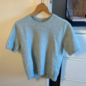 stickad t-shirt - mintgrön stickad t-shirt från H&M, i bra skick!💚