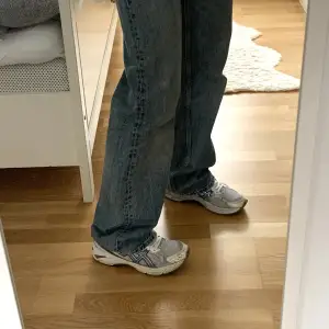 Jag säljer ett par snyggt slitna Asics skor i storlek 41,5. Jag tycker de är riktigt snygga, men tyvär alldeles för stora för mig. De har en sula i som formar foten mycket bekvämt. Vid intresse kan fler bilder skickas! Frakten är inräknad i priset 