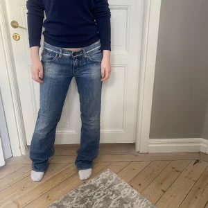 Lågmidjade jeans - Supersnygga lågmidjade jeans i fin tvätt. Utsvängda ben. Passar storlek L. Skriv vid funderingar och kolla in mina andra annonser💞