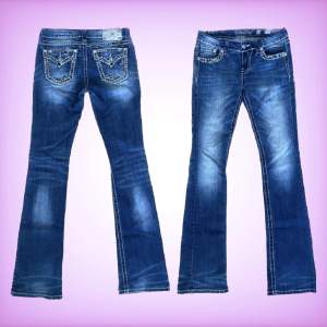 Ett par fina bootcut Miss Me jeans, hör av er med frågor och bilder!💓