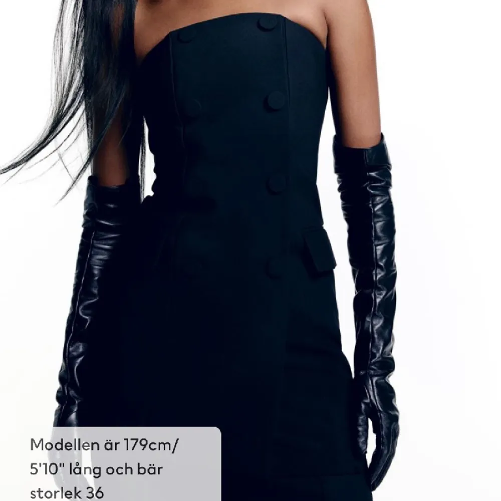 Den populära och slutsålda klänningen från H&M. Helt ny med lapparna kvar. Det är den svarta. Klänningar.
