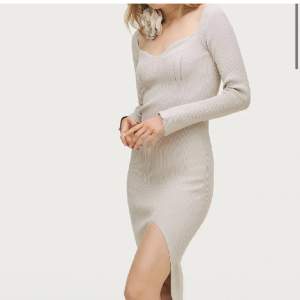 Säljer denna superfina klänning från Gina tricot🤍 Strl M men passar mig som har storlek xs🌟