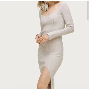 Ljusbeige Klänning - Säljer denna superfina klänning från Gina tricot🤍 Strl M men passar mig som har storlek xs🌟