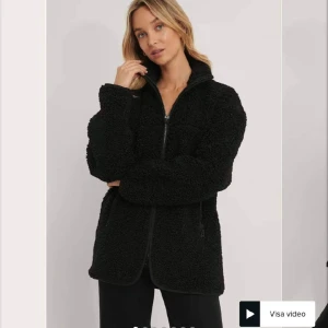 Teddyjacka från NA-KD  - Säljer min oversized Teddy jacka från NA-KD, köpt förra hösten och använd då och då. Den är i storlek 38 men  skulle säga att den passar 36-42 beroende på hur man vill att den ska sitta.  Nypris 649kr. Den har inga defekter. Pris kan diskuteras !
