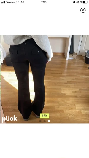 Svarta kostymbyxor  - Jättesnygga kostymbyxor med fickor bak. Säljer pga köpte dom på Plick men dom var för stora för mig. Midjemått 42cm och Innerbenslängd 89💗(lånade bilder från annonsen jag köpte av)