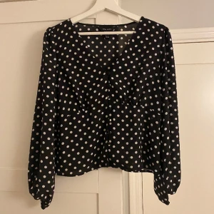 Prickig blus  - Säljer denna jätte söta blus från new look. Säljer då den inte passade mig. Den är i storlek 38 men skulle säga att den sitter snyggt på allt från 34-38! Hur gärna av dig om du har några funderingar!💓
