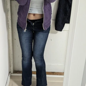 Only jeans bootcut xs/ 34 - Only jeans bootcut storlek 34/ xs. Sydda Bootcut i nytt skick.  Det står w28 men de är liten i storlek. Midjamått: 34 cm innebensmått: 76. Midjan går att stretcha 5-6 cm. 