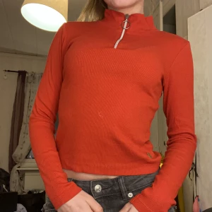 Tröja! - Fin långärmad röd tröja med dragkedja vid halsen! Använd en gång, väldigt bra skick! Säljer pågrund av att den inte är i min ”still” 💗 Köpte den för 200kr men söker nu gör 75 inklusive frakt!
