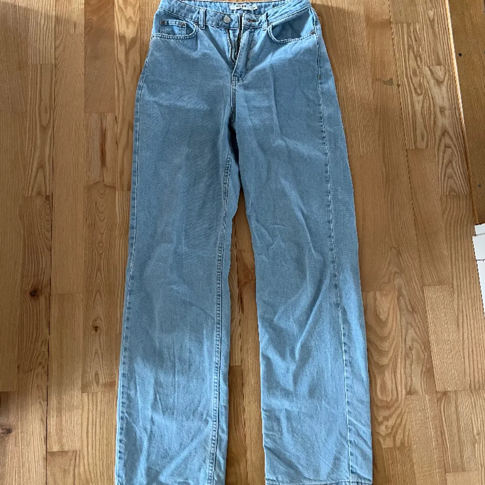 Säljer mina jättefina jenas från NAKD då jag har en del jeans. De är i bra skick och är lite högre i midjan men man kan vika ner de som jag har gjort på första bilden för en lägre midja och extra snygg detalj😉vid snabb affär kan pris diskuteras.. Jeans & Byxor.