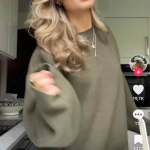 Grön stickad tröja - Perfekt grön stickad tröja! ⚠️liknar⚠️den på bilden 💘❤️‍🔥