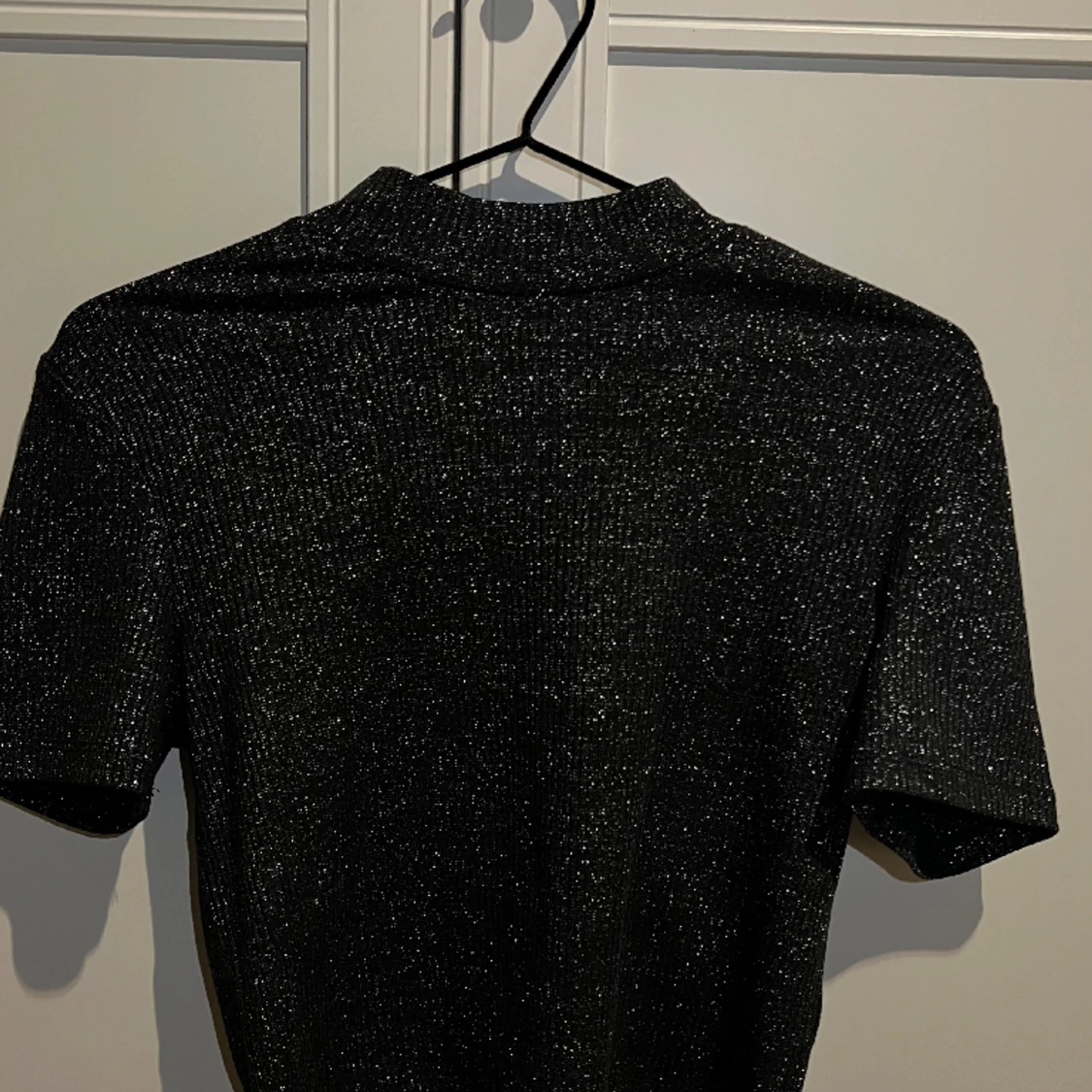 Glittrig tröja ifrån Bikbok Storlek M