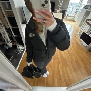 North Face Jacka  - Super mysig north face jacka i ”modell” 700 dam. Jackan är använd under ca1 säsong och därför lite ojämnare i dunet men knappt något man tänker på (ej syndligt) och jackan är fortfarande i ett bra skick.Bara att höra av sig vid frågor💗💗 ( Ny pris ca 3900)