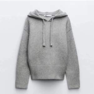 Säljer min as snygga stickade hoodie från Zara eftersom den aldrig kommer till användning tyvärr! Som sagt aldrig använd så den är som ny❤️