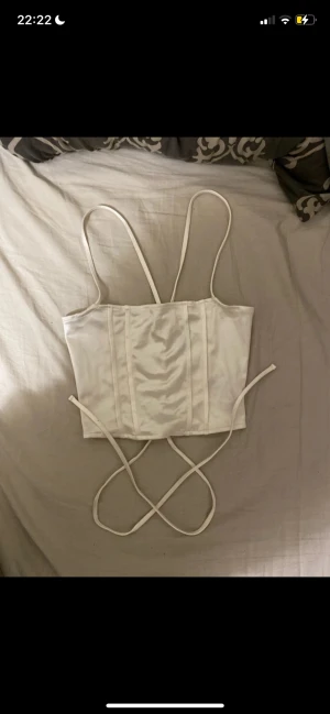 Crop top - Fin Croppad top från hm. Använda inte. Nypris ca 75kr. Pris kan diskuteras. Hör av dig vid frågor eller intresse💗