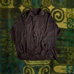 Mörk grå skjorta - Grå skjorta! Väldigt flowy och tunn, armarna sitter väldigt stora :)) 