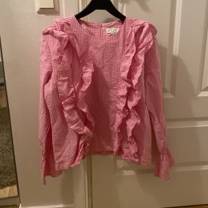 rosa blus - en sån fin blus som jag är kär i, men som tyvärr är för stor för mig..🥲den är använd av kompisar mennoniter mycket! vid frågor tveka inte att höra av dig! kan även visa bild på även om den inte sitter dunder på mig❤️‍🔥❤️‍🔥