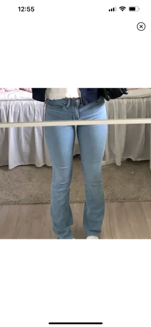 LEVIS BOOTCUT JEANS I NYSKICK - Snygga bootcut jeans med låg midja från levis i storlek 24x32, skulle säga att dom motsvarar en Xs/S. I nyskick.