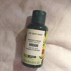 Vegan avokado dusch tvål för torr hud. Kan återvinnas. Använd 1 gång men det gör inget eftersom det finns lock. 