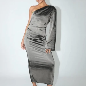 Nyårsklänning - Super fin klänning från Gina❤️tänkte ha på nyår men hittade en annan så tänkte sälja denna, den är helt ny med prislapparna på! 💕helt slutsåld 