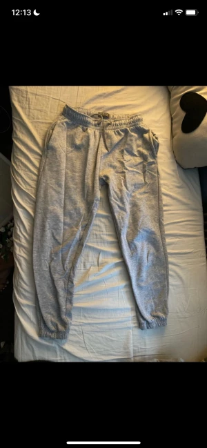 Mjukisbyxor  - Mjukisbyxor från primark. Ej använda, men metallbiten har lossnat från ens snöret. Pris kan diskuteras. Hör av dig vid frågor eller intresse💗