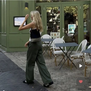 Kostymbyxor - Figursydda kostymbyxor med medelhög midja. Från Maddie Demaine X NA-KD kollektionen💚 Helt slutsålda i alla storlekar. Jag köpte de här på plick men säljer de då de inte passade💞 Pris går att diskutera!!💗