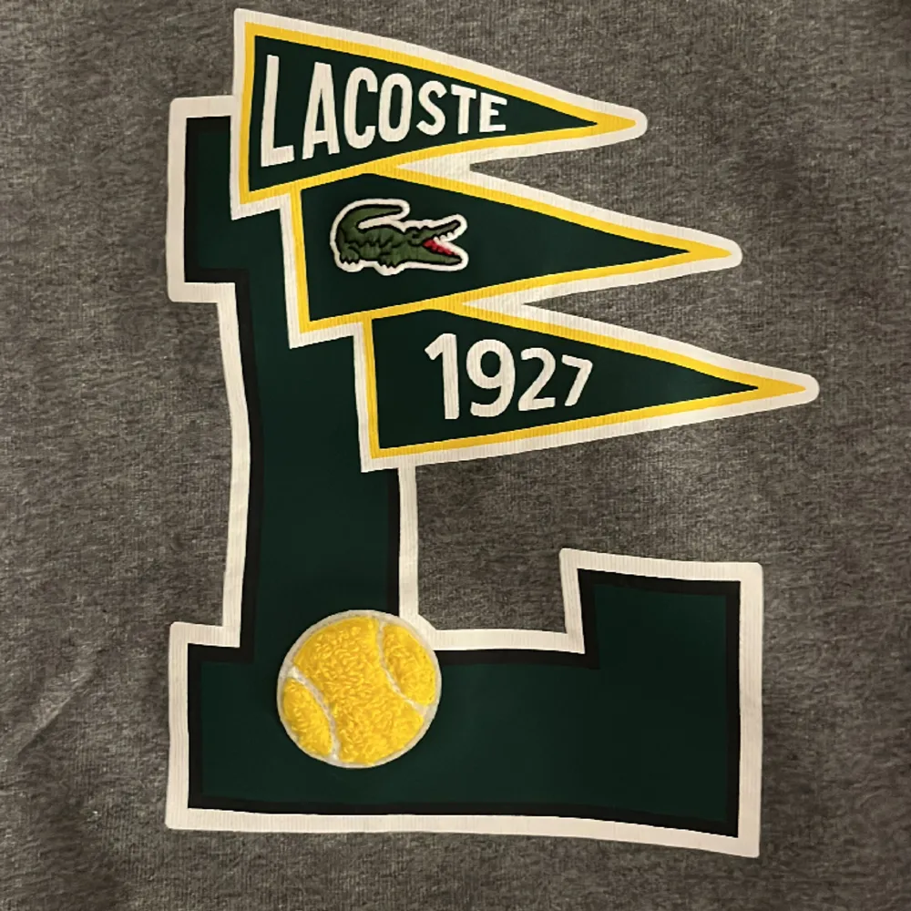 Säljer nu denna fina unika Lacoste tröja som nästan aldrig är använd, tröjan köptes i april och är använd fåtal gånger, tröjan är i toppskick  Skick 10/10 Nypris: 1899. Hoodies.