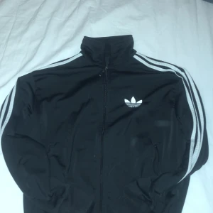 Adidas jacka  - Säljer min adidas tröja för den kommer inte till användning i storlek s