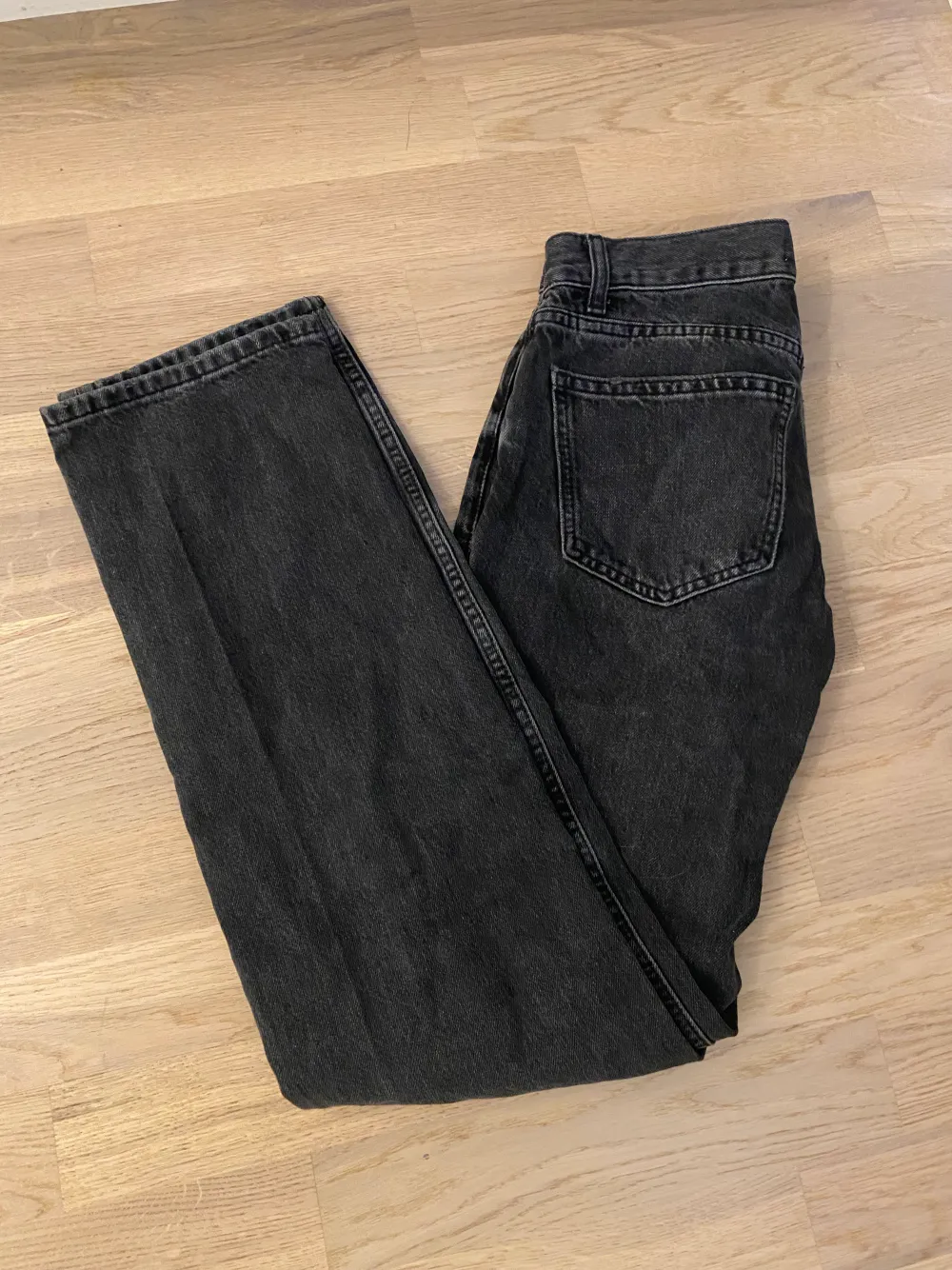 Säljer mina low straight jeans i färgen mörk grå/ svart från Gina tricot på grund av att jag knappt använt dem och det har blivit för små. Ordinarie pris 500kr men säljer för 300kr priset kan diskuteras.. Jeans & Byxor.