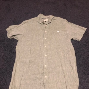 Kortärmad skjorta  - Turkos/grön kortärmad skjorta, knappt använd, tunt tyg perfekt för sommaren (färgen är mörkare i verkligheten)