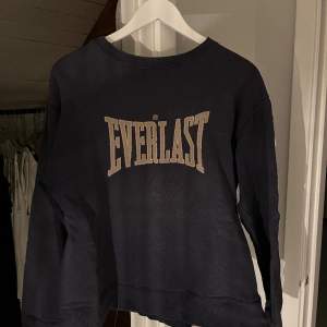 collage tröja från everlast!! knappt använd så i fint skick❤️storlek XXL men sitter lite oversized på mig som brukar ha S/M 