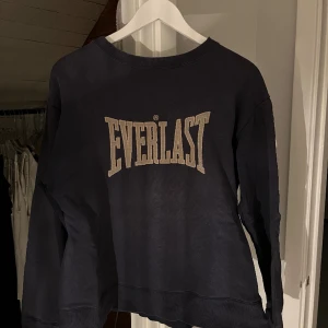 collagetröja  - collage tröja från everlast!! knappt använd så i fint skick❤️storlek XXL men sitter lite oversized på mig som brukar ha S/M 