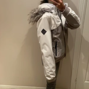 Hollister jacka  - Mysig snygg vinter jacka i märket hollister, har knappt används,storlek S